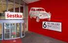 Z Kalifornie na Šestku: obchodní centrum vystavuje slavný háčkovaný model Škody Octavie
