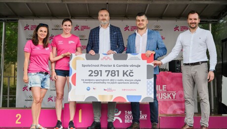 Procter & Gamble předání šeku České olympijské nadaci