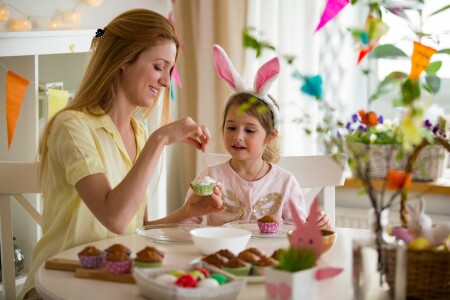 Mother,And,Daughter,Celebrating,Easter,,Cooking,Cupcakes,,Covering,With,Glaze.