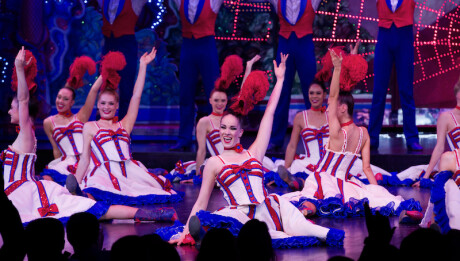 French_Touch_La_Belle_vie!_LARABELLE_STAGE_Â©Moulin Rouge - P. Wojazer