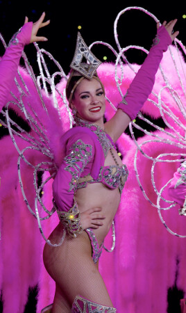 French_Touch_La_belee_vie!_LARABELLE_STAGE_Â©Moulin Rouge - P. Wojazer