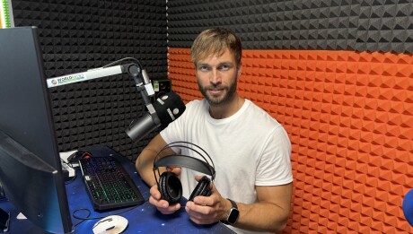 Jakub Mádl za mikrofonem Worldradia - foto - worldradio.eu