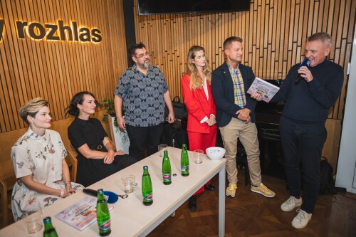 Autorka a ilustrátorka knihy a stojící kmotři knihy