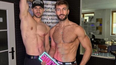 Jakub Mádl a Jiří Veselý – Muži roku se během vysílání show On-air, kterou Mádl moderuje, svlékli. Naštěstí jen do půl těla.