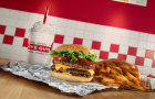 Kultovní Five Guys konečně v Česku. První restaurace otevřela 8. prosince v centru Prahy