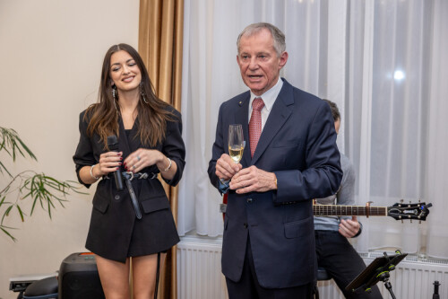 Pan_primář_představuje_JItku_Boho