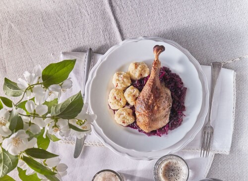 bramborovy-knedlik-se-strouhanymi-jablky-velka-knedlikova-kucharka