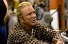 Mickey Rourke opět v průšvihu: vystěhován, vyhozen z reality show a jednoduché to nemá ani štáb dokumentu