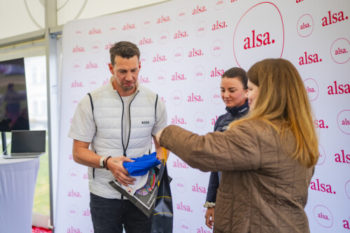 Peter_Pecha_přebírá_cenu_Klára_Davidson_Spilková_a_Eva_Bezuchová