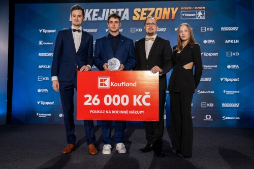 David Moravec (druhý zleva) se zástupci Kauflandu Tadeášem Konschillem, Filipem Šlampou a Barbarou Šmehlíkovou, zdroj BPA