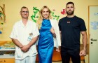Miss Universe Michaela Tomanová a zápasník Jiří Procházka předali šek Bulovce