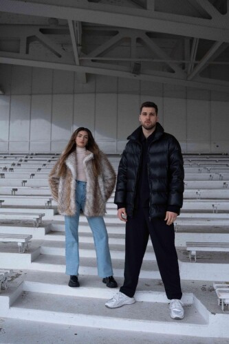 Na_albu_se_objevuje_také_už_vydaný_singl_Fake_boy,_ve_kterém_hostuje_olympijský_šermíř_Alex_Choupenitch._Jde_o_jediný_feat_celé_desky