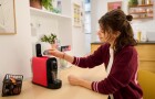 Design šetří místo, plná chuť zůstává. Nový kávovar od Tchibo pro menší prostor i letní přesuny