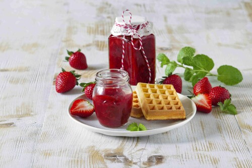 Jahodova_marmelada_ se_zelenym_matovym_cajem_foto