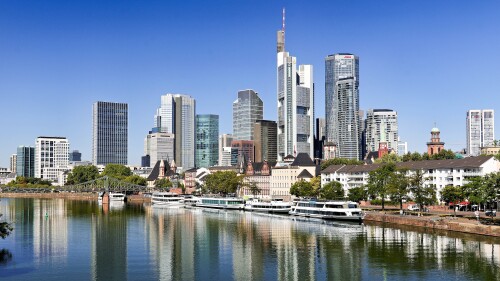 Frankfurt am Main: Skyline von der Alten Brücke