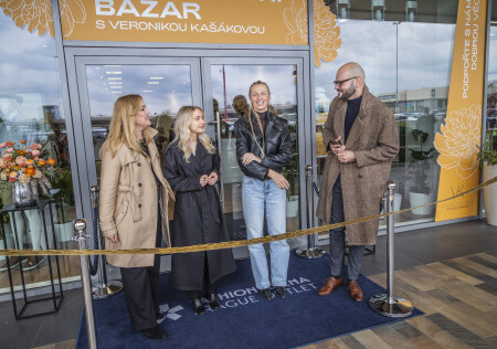 zleva Kateřina Kymlová a Tereza Konečná, Fashion Arena, patronka Veronika Kašáková, Martin Šemík, Surikata PR